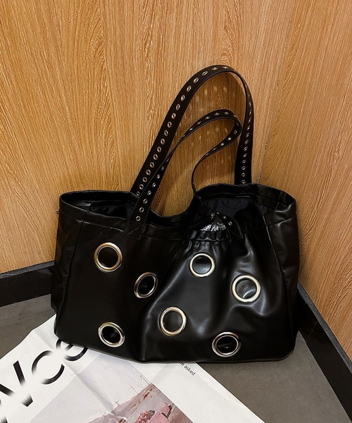 LA VORAGINE(ラ ヴォラジネ)の「ブラック パンク アイレットトートバッグ 大容量 リベット レトロ ショッピングバッグ(トートバッグ・レディース・ブラック・FREE)」の13枚目の写真