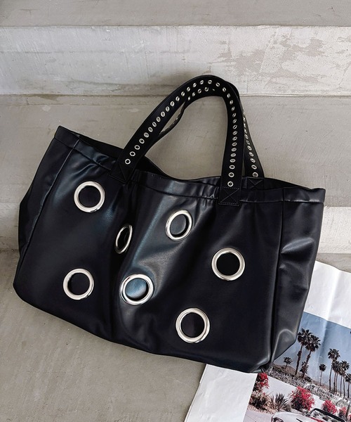 LA VORAGINE(ラ ヴォラジネ)の「ブラック パンク アイレットトートバッグ 大容量 リベット レトロ ショッピングバッグ(トートバッグ・レディース・ブラック・FREE)」の15枚目の写真