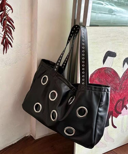 LA VORAGINE(ラ ヴォラジネ)の「ブラック パンク アイレットトートバッグ 大容量 リベット レトロ ショッピングバッグ(トートバッグ・レディース・ブラック・FREE)」の14枚目の写真