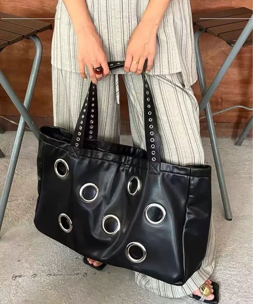 LA VORAGINE(ラ ヴォラジネ)の「ブラック パンク アイレットトートバッグ 大容量 リベット レトロ ショッピングバッグ(トートバッグ・レディース・ブラック・FREE)」の5枚目の写真