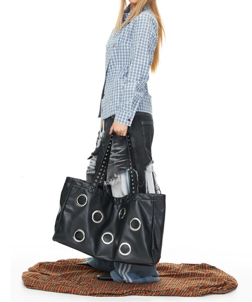 LA VORAGINE(ラ ヴォラジネ)の「ブラック パンク アイレットトートバッグ 大容量 リベット レトロ ショッピングバッグ(トートバッグ・レディース・ブラック・FREE)」の17枚目の写真