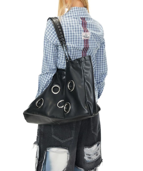 LA VORAGINE(ラ ヴォラジネ)の「ブラック パンク アイレットトートバッグ 大容量 リベット レトロ ショッピングバッグ(トートバッグ・レディース・ブラック・FREE)」の3枚目の写真