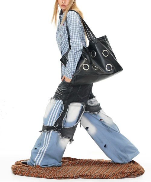 LA VORAGINE(ラ ヴォラジネ)の「ブラック パンク アイレットトートバッグ 大容量 リベット レトロ ショッピングバッグ(トートバッグ・レディース・ブラック・FREE)」の19枚目の写真