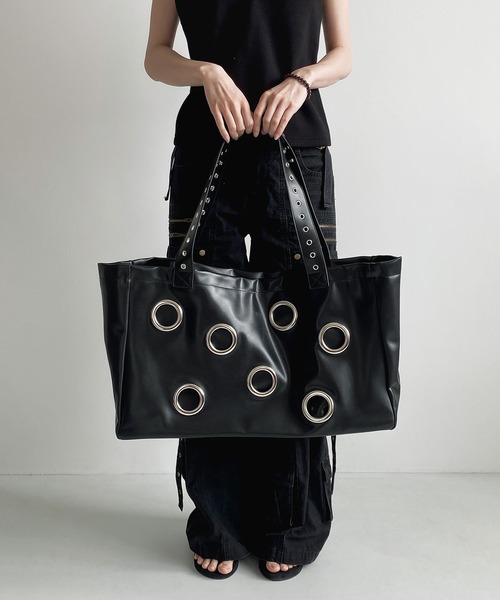 LA VORAGINE(ラ ヴォラジネ)の「ブラック パンク アイレットトートバッグ 大容量 リベット レトロ ショッピングバッグ(トートバッグ・レディース・ブラック・FREE)」の11枚目の写真