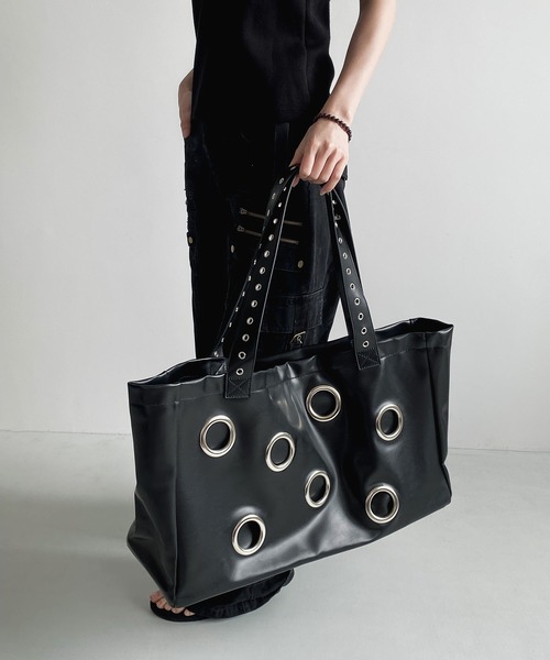 LA VORAGINE(ラ ヴォラジネ)の「ブラック パンク アイレットトートバッグ 大容量 リベット レトロ ショッピングバッグ(トートバッグ・レディース・ブラック・FREE)」の10枚目の写真