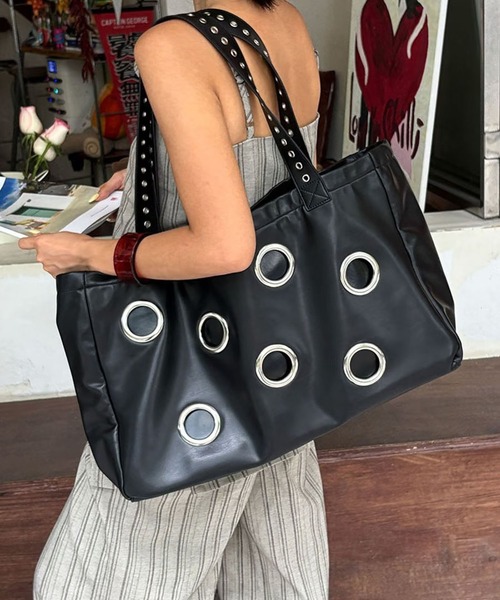 LA VORAGINE(ラ ヴォラジネ)の「ブラック パンク アイレットトートバッグ 大容量 リベット レトロ ショッピングバッグ(トートバッグ・レディース・ブラック・FREE)」の22枚目の写真