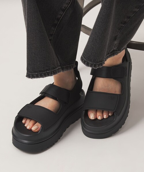 UGG(アグ)の「<UGG>ゴールデングロウ サンダル(サンダル・レディース・ブラック・5/7/6/8)」の2枚目の写真
