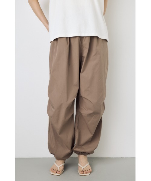 AZUL by moussy(アズールバイマウジー)の「【サイズ,身長別画像あり】コットンパラシュートパンツ 春服 夏服 秋服 カーゴ 体系カバー ルーズ(スラックス・レディース・ブラック/カーキ/ダークベージュ/オフホワイト・SMALL/MEDIUM)」の4枚目の写真