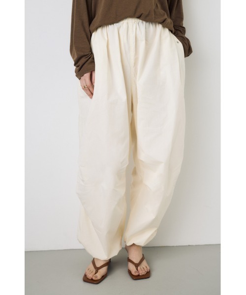 AZUL by moussy(アズールバイマウジー)の「【サイズ,身長別画像あり】コットンパラシュートパンツ 春服 夏服 秋服 カーゴ 体系カバー ルーズ(スラックス・レディース・ブラック/カーキ/ダークベージュ/オフホワイト・SMALL/MEDIUM)」の5枚目の写真