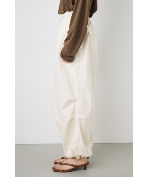 AZUL by moussy(アズールバイマウジー)の「【サイズ,身長別画像あり】コットンパラシュートパンツ 春服 夏服 秋服 カーゴ 体系カバー ルーズ(スラックス・レディース・ブラック/カーキ/ダークベージュ/オフホワイト・SMALL/MEDIUM)」の7枚目の写真