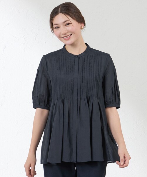 amaca（アマカ）の「【接触冷感】シルキーローン ピンタックブラウス（シャツ/ブラウス・レディース・ダークネイビー/イエロー/オフホワイト・38/40）」の2枚目の写真