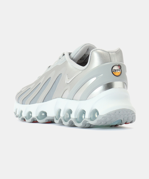 NIKE(ナイキ)の「NIKE WMNS AIR MAX DN8 HF5509-001(スニーカー・レディース・シルバー・23cm/23.5cm/24.5cm/25cm)」の3枚目の写真