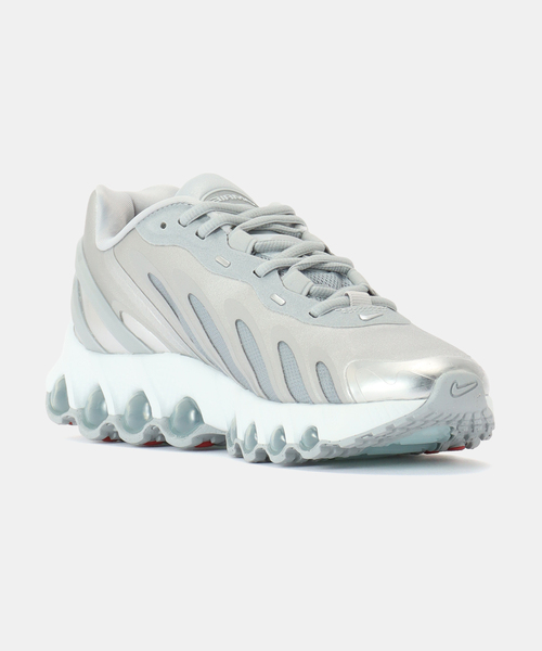 NIKE(ナイキ)の「NIKE WMNS AIR MAX DN8 HF5509-001(スニーカー・レディース・シルバー・23cm/23.5cm/24.5cm/25cm)」の5枚目の写真