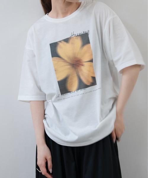 hwyl(ヒュイル)の「フラワー フォトTシャツ(Tシャツ/カットソー・レディース・ホワイト・FREE)」の1枚目の写真