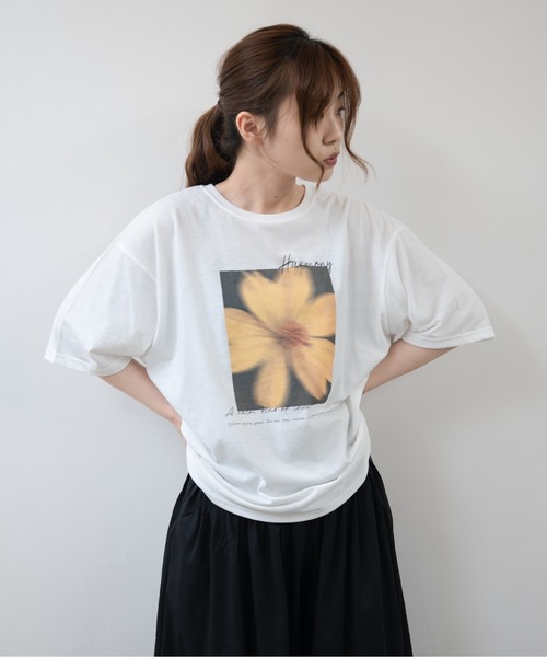 hwyl(ヒュイル)の「フラワー フォトTシャツ(Tシャツ/カットソー・レディース・ホワイト・FREE)」の2枚目の写真