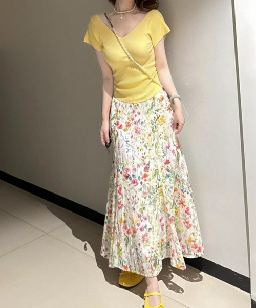 LUCPY(ラクピー)の「フラワープリーツロングスカート(スカート・レディース・アイボリー・LARGE/MEDIUM/SMALL/X-LARGE)」の1枚目の写真