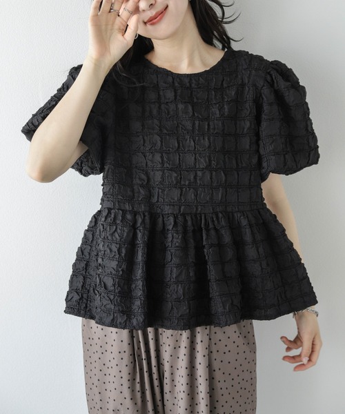 AMELY(エミリー)の「ふくれジャガード ペプラムブラウス(Tシャツ/カットソー・レディース・ホワイト/ブラック・フリー)」の1枚目の写真