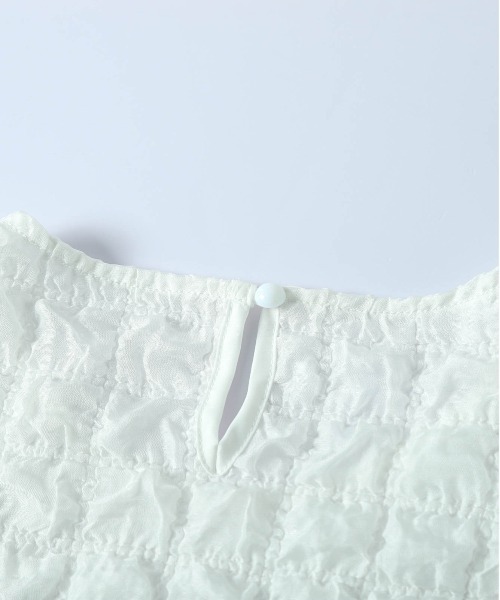 AMELY(エミリー)の「ふくれジャガード ペプラムブラウス(Tシャツ/カットソー・レディース・ホワイト/ブラック・フリー)」の4枚目の写真