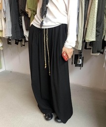 美しいワイドシルエットでこなれ感を演出。毎日穿きたくなるタック入りワイドパンツ
