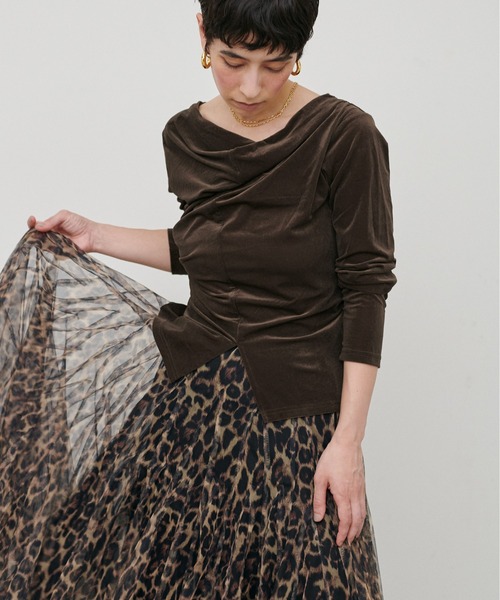 LARUTA（ラルータ）の「【LARUTA】［Web限定］シアーベロアカシュクールプルオーバー（Tシャツ/カットソー・レディース・アイボリー/ブラック/ブラウン/イエロー・FREE）」の4枚目の写真