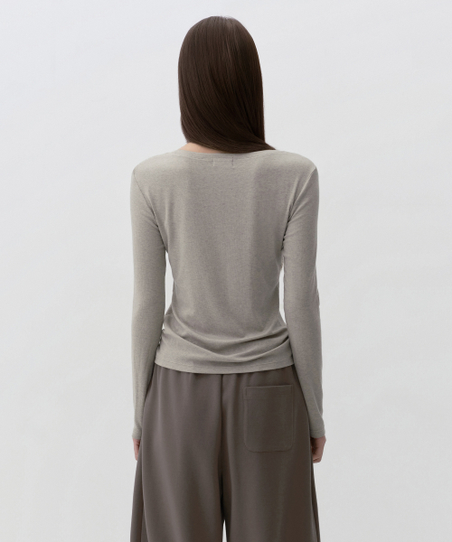 MUSINSA STANDARD WOMAN（ムシンサスタンダードウーマン）の「ウィメンズウールテンセルスリムスクープネック長袖Tシャツ[グレイッシュベージュ]（Tシャツ/カットソー・レディース・その他・SMALL/MEDIUM/LARGE/X-SMALL）」の2枚目の写真
