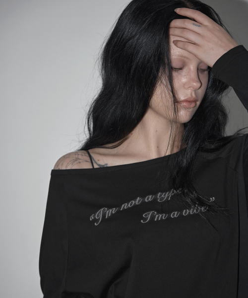 GROWHIDE(グロウハイド)の「グロップレタリングピンタックボート長袖Tシャツ_ブラック(Tシャツ/カットソー・レディース・ブラック・FREE)」の2枚目の写真