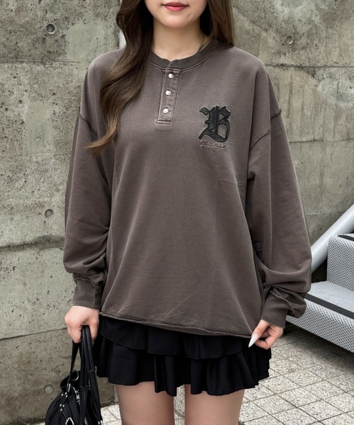 lilful(リルフル)の「【26年秋冬新作】アップリケ刺繍 ヘンリーネックロンT(Tシャツ/カットソー・メンズ・ブラウン/チャコール/アイボリー・L/M)」の3枚目の写真