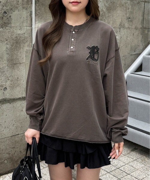 lilful(リルフル)の「【26年秋冬新作】アップリケ刺繍 ヘンリーネックロンT(Tシャツ/カットソー・メンズ・ブラウン/チャコール/アイボリー・L/M)」の10枚目の写真