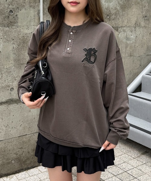 lilful(リルフル)の「【26年秋冬新作】アップリケ刺繍 ヘンリーネックロンT(Tシャツ/カットソー・メンズ・ブラウン/チャコール/アイボリー・L/M)」の11枚目の写真