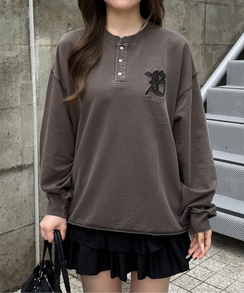lilful(リルフル)の「【26年秋冬新作】アップリケ刺繍 ヘンリーネックロンT(Tシャツ/カットソー・メンズ・ブラウン/チャコール/アイボリー・L/M)」の13枚目の写真