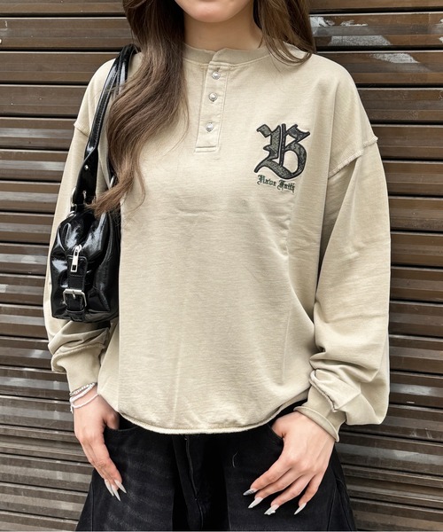 lilful(リルフル)の「【26年秋冬新作】アップリケ刺繍 ヘンリーネックロンT(Tシャツ/カットソー・メンズ・ブラウン/チャコール/アイボリー・L/M)」の4枚目の写真
