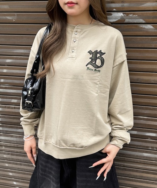 lilful(リルフル)の「【26年秋冬新作】アップリケ刺繍 ヘンリーネックロンT(Tシャツ/カットソー・メンズ・ブラウン/チャコール/アイボリー・L/M)」の6枚目の写真