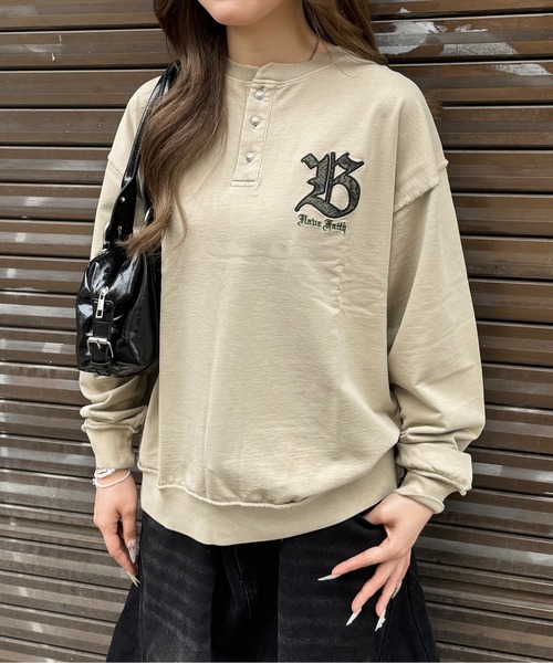 lilful(リルフル)の「【26年秋冬新作】アップリケ刺繍 ヘンリーネックロンT(Tシャツ/カットソー・メンズ・ブラウン/チャコール/アイボリー・L/M)」の7枚目の写真