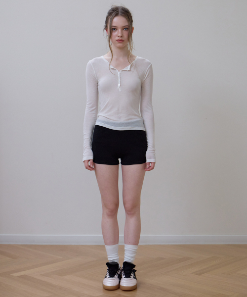 ROSEFRANTZ（ロゼフランツ）の「Henley Neck Layered Long Sleeve [Ivory]（Tシャツ/カットソー・レディース・アイボリー・OS）」の2枚目の写真