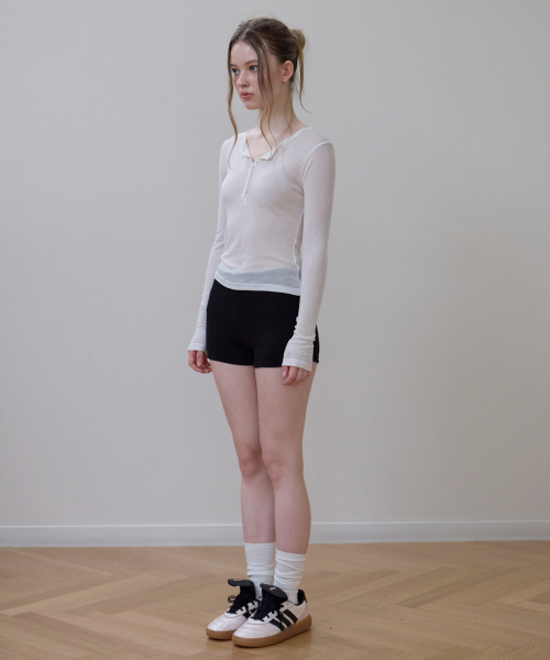 ROSEFRANTZ（ロゼフランツ）の「Henley Neck Layered Long Sleeve [Ivory]（Tシャツ/カットソー・レディース・アイボリー・OS）」の3枚目の写真