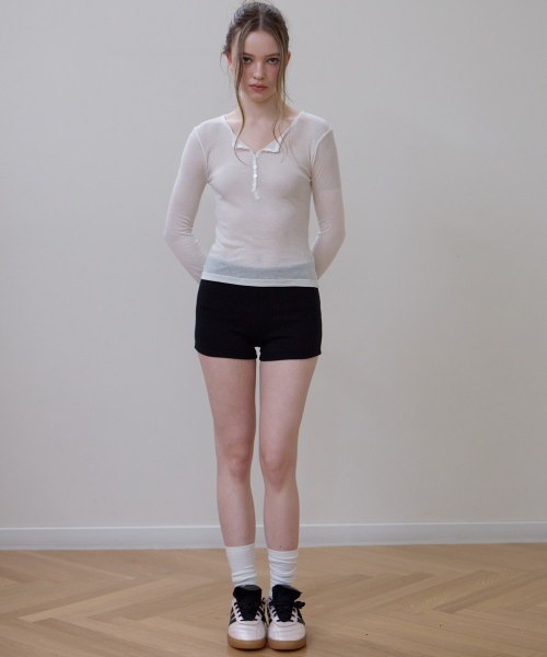 ROSEFRANTZ（ロゼフランツ）の「Henley Neck Layered Long Sleeve [Ivory]（Tシャツ/カットソー・レディース・アイボリー・OS）」の4枚目の写真