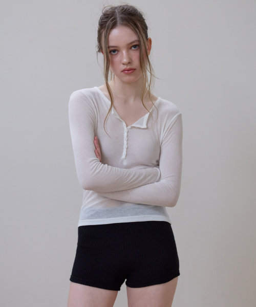 ROSEFRANTZ（ロゼフランツ）の「Henley Neck Layered Long Sleeve [Ivory]（Tシャツ/カットソー・レディース・アイボリー・OS）」の6枚目の写真