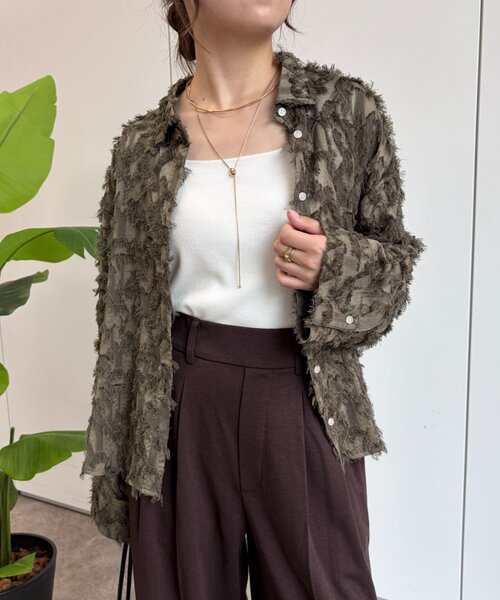 Jena espace merveilleux(ジェナ エスパスメルヴェイユ)の「フリンジジャガードシャツ(シャツ/ブラウス・レディース・オフホワイト/カーキ・FREE)」の2枚目の写真