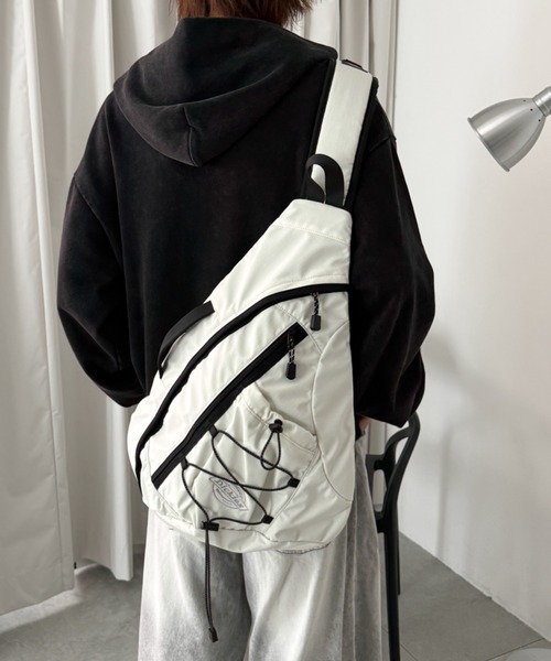 Dickies（ディッキーズ）の「∴WEGO/別注Dickiesワンショルダーバッグ（ショルダーバッグ・レディース・ブラック系その他/オフホワイト/ブラック/ライトグレー・FREE）」の2枚目の写真