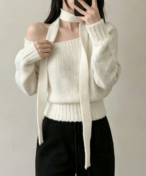 FLINEA(フリネア)の「ボートネックオフショルダーショートセーター(ニット/セーター・レディース・ホワイト/ブラック/グレー/ダークベージュ・FREE)」の2枚目の写真