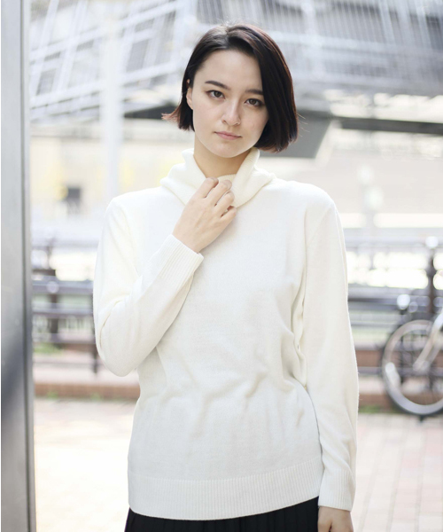 Denime（ドゥニーム）の「ソフトタッチタートルネックニット（ニット/セーター・レディース・アイボリー/ブラック/グレー/ダークグリーン・FREE）」の2枚目の写真