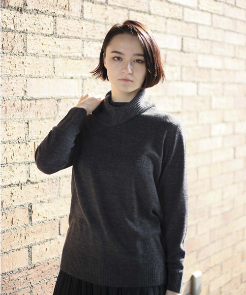 Denime（ドゥニーム）の「ソフトタッチタートルネックニット（ニット/セーター・レディース・アイボリー/ブラック/グレー/ダークグリーン・FREE）」の3枚目の写真