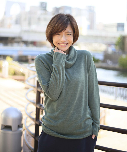 Denime（ドゥニーム）の「ソフトタッチタートルネックニット（ニット/セーター・レディース・アイボリー/ブラック/グレー/ダークグリーン・FREE）」の4枚目の写真