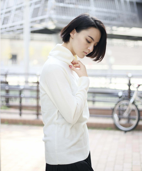 Denime（ドゥニーム）の「ソフトタッチタートルネックニット（ニット/セーター・レディース・アイボリー/ブラック/グレー/ダークグリーン・FREE）」の17枚目の写真