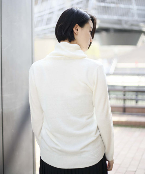 Denime（ドゥニーム）の「ソフトタッチタートルネックニット（ニット/セーター・レディース・アイボリー/ブラック/グレー/ダークグリーン・FREE）」の18枚目の写真