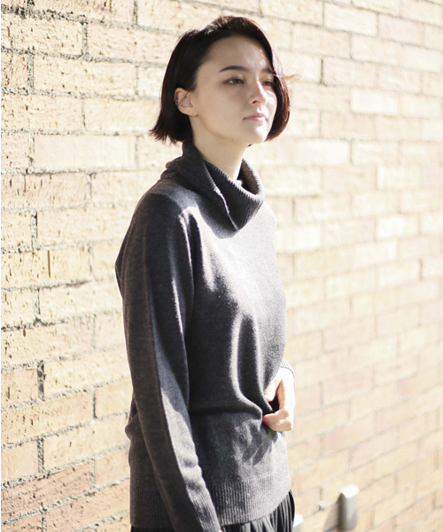 Denime（ドゥニーム）の「ソフトタッチタートルネックニット（ニット/セーター・レディース・アイボリー/ブラック/グレー/ダークグリーン・FREE）」の19枚目の写真