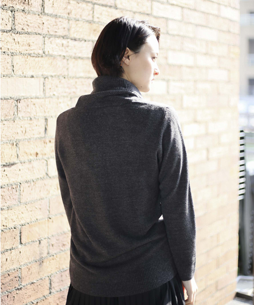 Denime（ドゥニーム）の「ソフトタッチタートルネックニット（ニット/セーター・レディース・アイボリー/ブラック/グレー/ダークグリーン・FREE）」の20枚目の写真