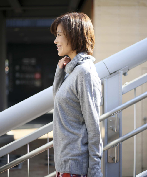 Denime（ドゥニーム）の「ソフトタッチタートルネックニット（ニット/セーター・レディース・アイボリー/ブラック/グレー/ダークグリーン・FREE）」の6枚目の写真