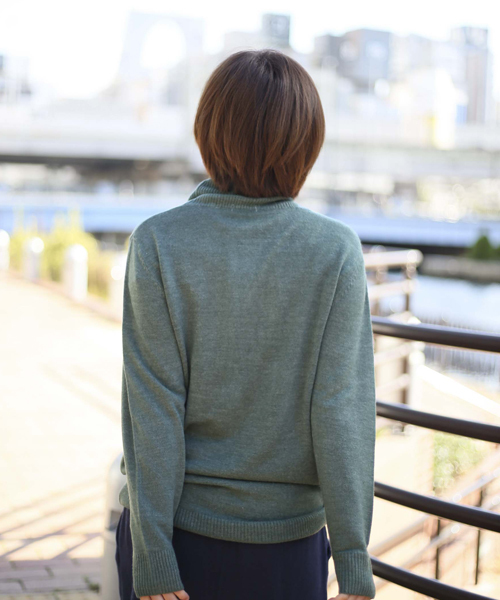 Denime（ドゥニーム）の「ソフトタッチタートルネックニット（ニット/セーター・レディース・アイボリー/ブラック/グレー/ダークグリーン・FREE）」の7枚目の写真