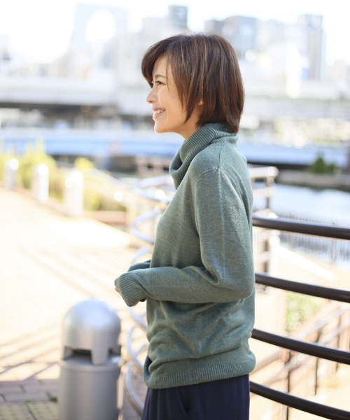 Denime（ドゥニーム）の「ソフトタッチタートルネックニット（ニット/セーター・レディース・アイボリー/ブラック/グレー/ダークグリーン・FREE）」の8枚目の写真
